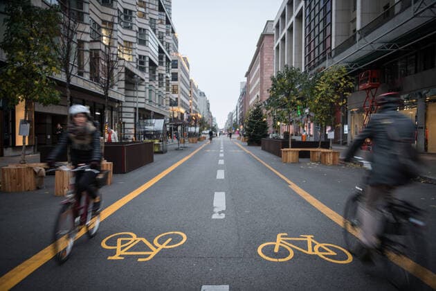 Fahrradfahrer in beide Richtungen auf dem Radweg in der Friedrichstrasse in Berlin Mitte. Foto: bildgehege Radweg Friedrichstrasse