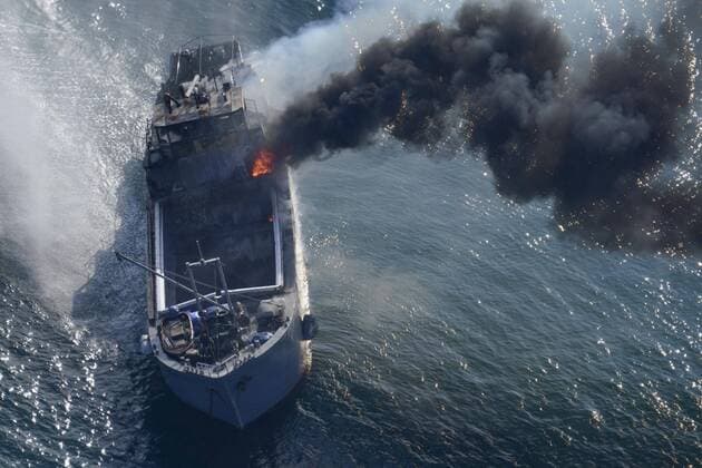 Bilder des Jahres 2020, News 12 Dezember News Themen der Woche KW50 News Bilder des Tages Ship fire off Hiroshima Photo taken from a Kyodo News helicopter on Dec. 7, 2020, shows a cargo vessel on fire off the Hiroshima Prefecture town of Osakikamijima in western Japan. 