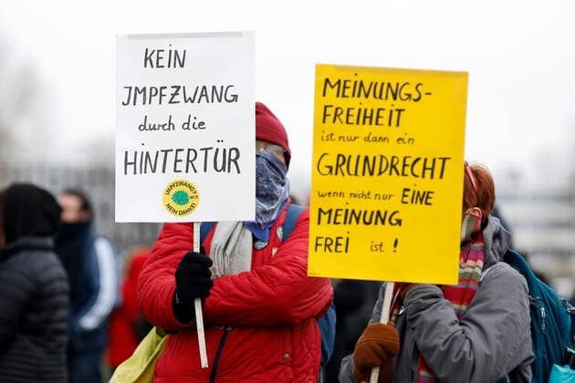 Demonstranten auf der Querdenken-Demo im Rheinpark Golzheim kritisieren mit Schildern Impfzwang und den Abbau der Grundrechte. Düsseldorf, 06.12.2020