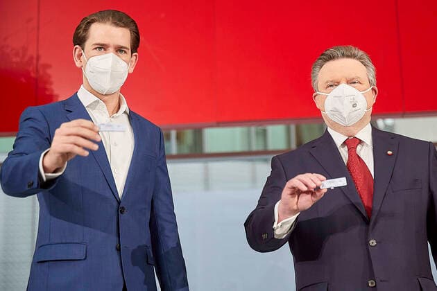 News Themen der Woche KW50 Bilder des Jahres 2020, News 12 Dezember News Bilder des Tages - Wien 07.12.2020 - Coronavirus Krise - Heute besuchten der österreichische Bundeskanzler und der Wiener Bürgermeister in der Messe Wien die Corona-Massentests mittels Antigen-Schnelltests. In ganz Österreich werden vor Weihnachten Massentests durgeführt. PHOTO: (v.L.)Bundeskanzler Sebastian Kurz (ÖVP) und Bürgermeister Michael Ludwig (SPÖ) präsentieren nach ihrem Besuch, bei der anschliessenden Pressekonferenz, ihre negativen Antigen-Schnelltests. Vienna, Austria - Coronavirus Crisis - Today the Austrian Chancellor and the Mayor of Vienna visited the corona mass tests using rapid antigen tests at the Vienna Exhibition Center. Mass tests are carried out across Austria before Christmas. Test. Wien Corona Massentests *** Vienna 07 12 20 