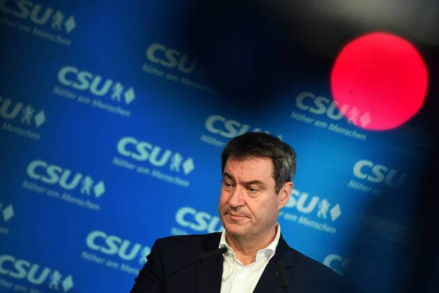 Markus SOEDER (Ministerpraesident Bayern und CSU Vorsitzender) hinter Rotlicht, Einzelbild,angeschnittenes Einzelmotiv,Portraet,Portrait,Porträt. Pressestatement Markus SOEDER (Ministerpraesident Bayern und CSU Vorsitzender) vor CSU Vorstandssitzung in der CSU Zentrale in Muenchen am 07.12.2020