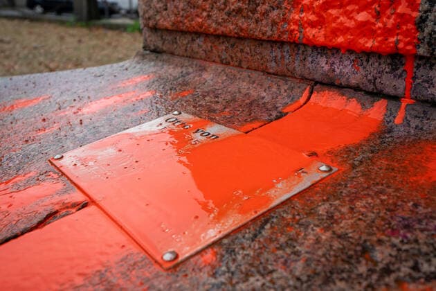 Deutschland - Hessen - Frankfurt - Höchst - 07.12.2020 Vandalismus einer Otto von Bismarck Statue in Frankfurt - Höchst in der Rudolf Schäfer Anlage - mit roter Farbe beschmiert Vandalismus Otto von Bismarck *** Germany Hessen Frankfurt Höchst 07 12 2020 Vandalism of an Otto von Bismarck statue in Frankfurt Höchst in the Rudolf Schäfer complex smeared with red paint Vandalism Otto von Bismarck