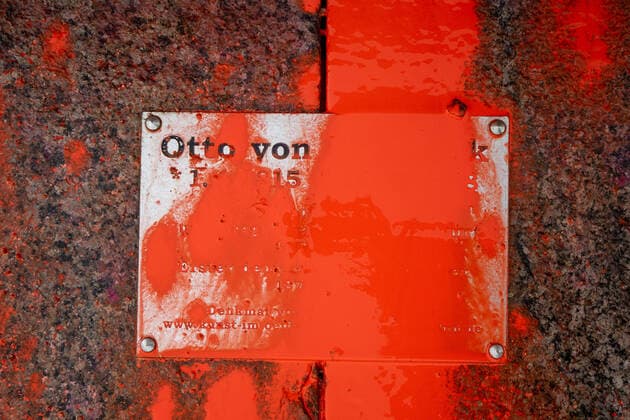 Deutschland - Hessen - Frankfurt - Höchst - 07.12.2020 Vandalismus einer Otto von Bismarck Statue in Frankfurt - Höchst in der Rudolf Schäfer Anlage - mit roter Farbe beschmiert Vandalismus Otto von Bismarck *** Germany Hessen Frankfurt Höchst 07 12 2020 Vandalism of an Otto von Bismarck statue in Frankfurt Höchst in the Rudolf Schäfer complex smeared with red paint Vandalism Otto von Bismarck
