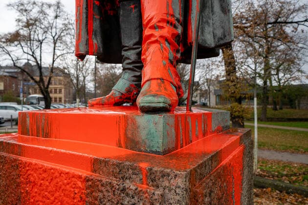 Deutschland - Hessen - Frankfurt - Höchst - 07.12.2020 Vandalismus einer Otto von Bismarck Statue in Frankfurt - Höchst in der Rudolf Schäfer Anlage - mit roter Farbe beschmiert Vandalismus Otto von Bismarck *** Germany Hessen Frankfurt Höchst 07 12 2020 Vandalism of an Otto von Bismarck statue in Frankfurt Höchst in the Rudolf Schäfer complex smeared with red paint Vandalism Otto von Bismarck