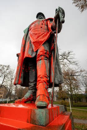 Deutschland - Hessen - Frankfurt - Höchst - 07.12.2020 Vandalismus einer Otto von Bismarck Statue in Frankfurt - Höchst in der Rudolf Schäfer Anlage - mit roter Farbe beschmiert Vandalismus Otto von Bismarck *** Germany Hessen Frankfurt Höchst 07 12 2020 Vandalism of an Otto von Bismarck statue in Frankfurt Höchst in the Rudolf Schäfer complex smeared with red paint Vandalism Otto von Bismarck
