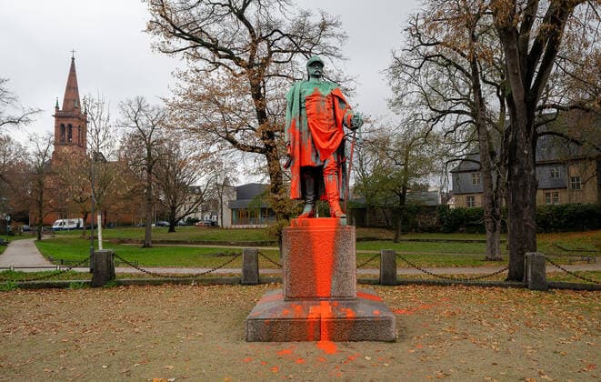 Deutschland - Hessen - Frankfurt - Höchst - 07.12.2020 Vandalismus einer Otto von Bismarck Statue in Frankfurt - Höchst in der Rudolf Schäfer Anlage - mit roter Farbe beschmiert Vandalismus Otto von Bismarck *** Germany Hessen Frankfurt Höchst 07 12 2020 Vandalism of an Otto von Bismarck statue in Frankfurt Höchst in the Rudolf Schäfer complex smeared with red paint Vandalism Otto von Bismarck