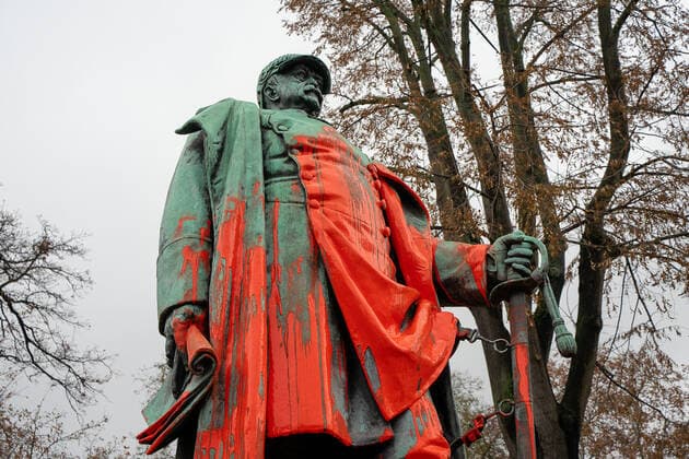 Deutschland - Hessen - Frankfurt - Höchst - 07.12.2020 Vandalismus einer Otto von Bismarck Statue in Frankfurt - Höchst in der Rudolf Schäfer Anlage - mit roter Farbe beschmiert Vandalismus Otto von Bismarck *** Germany Hessen Frankfurt Höchst 07 12 2020 Vandalism of an Otto von Bismarck statue in Frankfurt Höchst in the Rudolf Schäfer complex smeared with red paint Vandalism Otto von Bismarck