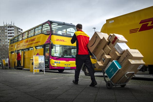 News Bilder des Tages An mobilen Paketbussen koennen in Berlin an verschiedenen Standorten im Rahmen eines Pilotprojektes Pakete abgeholt und abgegeben werden. Die Busse sollen das Paketgeschaeft zu Weihnachten erleichtern, welches in diesem Jahr, bedingt durch Covid-19, ein anderes Ausmass erreichen wird. Berlin, 07.12.2020. Berlin Deutschland *** As part of a pilot project, parcels can be picked up and dropped off at various locations in Berlin using mobile parcel buses The buses are intended to facilitate the parcel business at Christmas, which will reach a different level this year due to Covid 19 Berlin, 07 12 2020 Berlin Germany Copyright: xJaninexSchmitz photothek.dex
