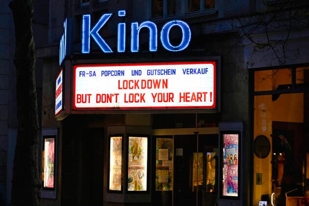 Im Rahmen des Lockdown wieder geschlossenes Kino, Anzeige LOCKDOWN - BUT DON T LOCK DOWN YOUR HEART!, Corona-Krise, Delphi Arthouse-Kino, Stuttgart, Baden-Württemberg, Deutschland Coronavirus