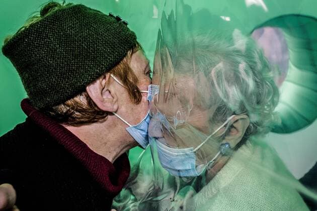 Bilder des Jahres 2020, News 12 Dezember News Themen der Woche KW50 News Bilder des Tages Coronavirus in Italien, aufblasbarer Sicherheitsraum für Besucher von Senioren RSA embrace room COVID19 retirement home Castello Seniga seniors can hug their families The administration of the RSA was the first to decide the location of the inflatable hug room in Lombardy, a gift for guests and family members during the Christmas period. Editorial Usage Only  Copyright: xCarloxCozzolix xIPAx