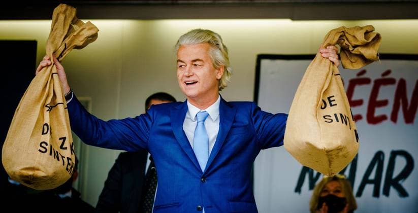 DEN HAAG - Geert Wilders met twee zakken met zojuist aan hem overhandigde handtekeningen tijdens een actie op de Koekamp. Met de landelijke campagne BlackMonday vragen horecaorganisaties aandacht voor de ondernemers die op het punt van omvallen staan door de coronacrisis. ANP MARCO DE SWART *** DEN HAAG Geert Wilders with two bags of signatures just handed over to him during a campaign at the Koekamp With the national campaign BlackMonday, catering organisations are drawing attention to the entrepreneurs who are on the verge of collapse due to the corona crisis ANP MARCO DE SWART  Copyright: xHollandsexHoogtex xxANPx x425957381x