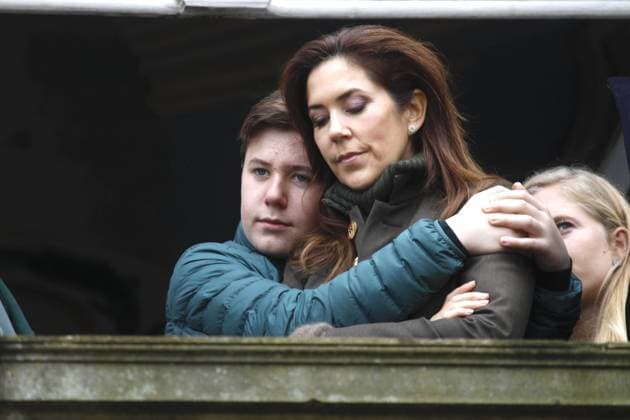 Danish Prince Christian (15) infected with corona virus The Danish Prince Christian is infected with the corona virus. That has brought out the Danish royal family. The 15-year-old son of Prince Frederik and Princess Mary is quarantined in Amalienborg Castle, as are other family members. Who this is about and whether they are also infected has not been disclosed. Christian s contamination came to light after a local outbreak . The prince would not have been in direct contact with other family members. It is unclear until when Christian must remain in isolation DENMARK  Copyright: xPPEx