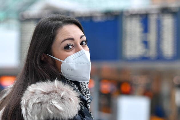 Themenbild-Reisen in Zeiten der Corona Pandemie. Junge Frau mit Mundschutz,Maske am Flughafen Muenchen am 06.12.2020. FFP2 KN95,Portraet,Portrait,Porträt. MODEL RELEASED!