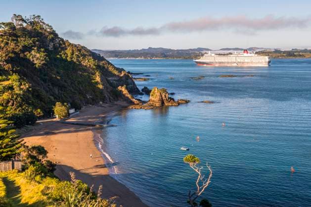 Queen Elizabeth, a Cunard Cruise Shop in the Bay of Islands at Russell, Northland Region, North Island, New Zealand Russell Australasia Bay of Islands New Zealand Copyright: xMatthewxWilliams-Ellisx MWE_14152