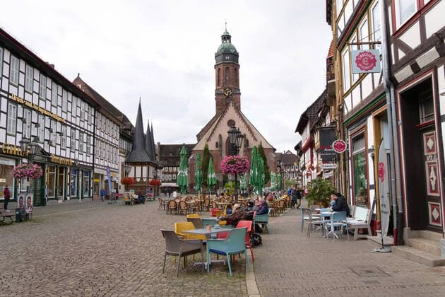 Einbeck Stadtansichten im Landkreis-Nordheim in Niedersachsen. Altes Rathaus mit Jacobikirche. Einbeck