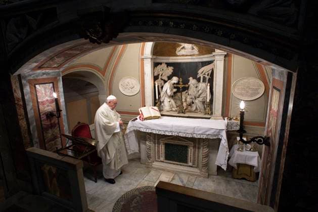 News Bilder des Tages December 8, 2020 : Pope Francis celebrates a private mass in the Basilica of Santa Maria Maggiore on the altar of Sant Ignazio di Loyola , after having laid the crown of flowers in Piazza di Spagna  Copyright: x VATICANxMEDIAx CPPx xIPAx x CatholicxPressxPhotox