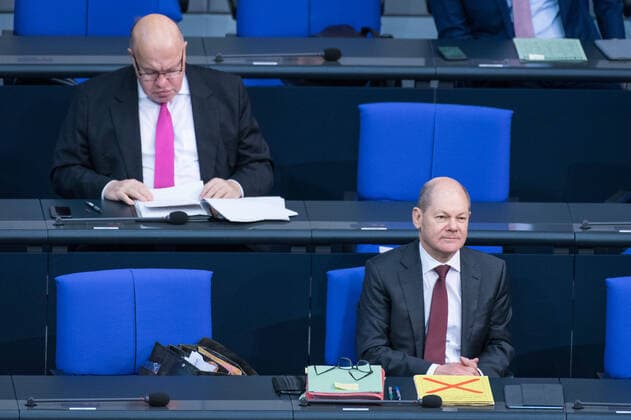Berlin, Plenarsitzung im Bundestag Deutschland, Berlin - 08.12.2020: Im Bild ist Olaf Scholz (Vizekanzler, Finanzminister, spd) und Peter Altmaier (Bundesminister für Wirtschaft und Energie, CDU) während der Sitzung des deutschen Bundestags zu sehen. Berlin Bundestag Berlin Deutschland