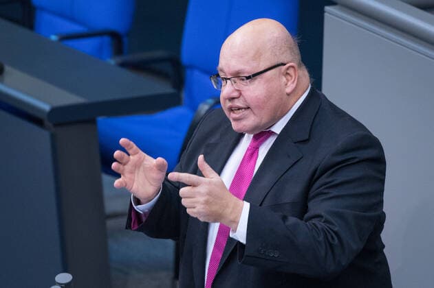Berlin, Plenarsitzung im Bundestag Deutschland, Berlin - 08.12.2020: Im Bild ist Peter Altmaier (Bundesminister für Wirtschaft und Energie, CDU) während der Sitzung des deutschen Bundestags zu sehen. Berlin Bundestag Berlin Deutschland