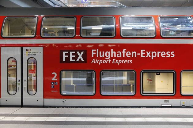 FEX Flughafen Express Airport Express am Hauptbahnhof in Berlin am 03.12.2020