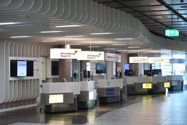 Themenbild Coronavirus Pandemie -Folgen fuer die Tourismusbranche. Check Point Reisen,Reisebuero am Flughafen Franz Josef Strauss Muenchen. Munich Airport. Die Schalter sind geschlossen,closed. Reisebueros,Reisebuero, Reisemarkt im Zentralbereich. Leer,menschenleer, verlassen,