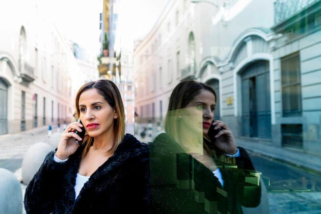 IMAGO Creative: Kreative Renaissance -- der junge Entrepreneur executive woman in black jacket talking on her smartphone Madrid, Community of Madrid, Spain CR_IVAR201204D-579577-01 ,model released, Symbolfoto