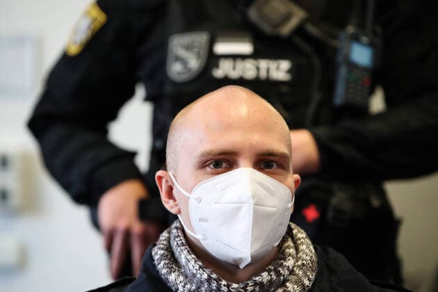 Prozesstag vierundzwanzig im Landgericht Magdeburg gegen den Halle Attentäter Stephan Balliet, insgesamt fünf Richterinnen und Richter entscheiden am Ende über das Urteil, ein sechster steht als Reserve parat. Die Vorsitzende Richterin ist Ursula Mertens. 43 Nebenklägerinnen und -kläger sind zum Prozess am Landgericht in Magdeburg zugelassen, die von 21 Anwälten beraten werden. Personen Bitte Pixeln-Personen Unkenntlich machen *** Day of trial twenty-four at the Magdeburg Regional Court against the hall assassin Stephan Balliet, a total of five judges will decide on the verdict in the end, a sixth is standing by as a reserve The presiding judge is Ursula Mertens 43 plaintiffs are admitted to the trial at the Magdeburg Regional Court,