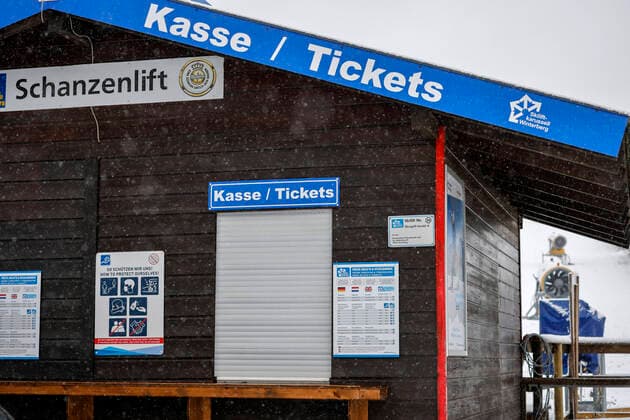 Winterberg, Sauerland, Nordrhein-Westfalen, Deutschland - Geschlossener Skilift, Skikarussell, kein Wintersport in Winterberg in Zeiten der Coronakrise beim zweiten Teil Lockdown, Ski-Lifte bleiben entsprechend der neuen Corona-Schutzverordnung in NRW geschlossen. Winterberg Nordrhein-Westfalen Deutschland