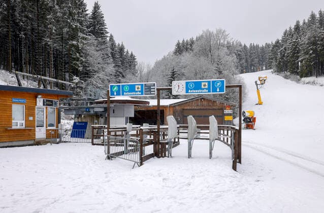 Winterberg, Sauerland, Nordrhein-Westfalen, Deutschland - Geschlossener Skilift, Skikarussell, kein Wintersport in Winterberg in Zeiten der Coronakrise beim zweiten Teil Lockdown, Ski-Lifte bleiben entsprechend der neuen Corona-Schutzverordnung in NRW geschlossen. Winterberg Nordrhein-Westfalen Deutschland