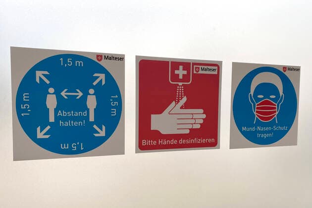 Themenbild Corona: Coronaregeln an einer Glastuer: ABSTAND HALTEN,HAENDE DESINFIZIEREN,MUND-NASEN-SCHUTZ TRAGEN in einer Teststation,Testzentrum,Coronatestzentrum in Haar bei Muenchen am 08.12.2020.