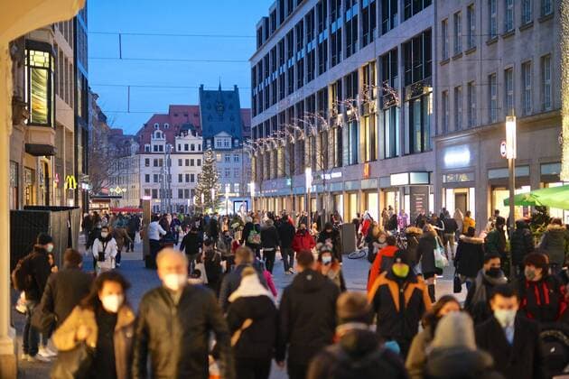 Leipzig, 05.12.2020 Blick in die Fußgängerzone innerhalb des Innenstadt-Rings Petersstraße zur Vorweihnachtszeit im Dezember. Maskenpflicht Mund- und Nasenschutz Sachsen Deutschland