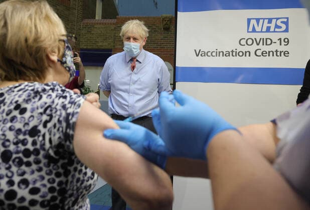 Bilder des Jahres 2020, News 12 Dezember News Themen der Woche KW50 News Bilder des Tages (201209) -- BEIJING, Dec. 9, 2020 -- British Prime Minister Boris Johnson watches as a nurse administers the Pfizer-BioNTech COVID-19 vaccine to Lyn Wheeler at Guy s Hospital, in London, Britain, on Dec. 8, 2020. No 10 Downing Street Handout via Xinhua XINHUA PHOTOS OF THE DAY AndrewxParsons 