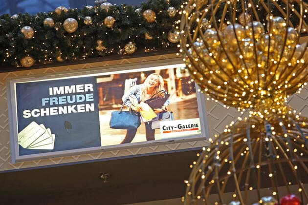Die Festlich, Weihnachtlich geschmueckte City Galerie in Siegen Weihnachtsshopping am 08.12.2020 in Siegen Deutschland.