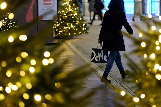 Passanten laufen teils mit Masken durch die weihnachtlich geschmückte Mall of Berlin in Berlin-Mitte. Aufgrund der Corona-Pandemie gelten in Einkaufszentren eine Maskenpflicht und das Einhalten des Mindestabstands. snapshot-photography xK.M.Krause