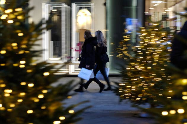 Passanten laufen teils mit Masken durch die weihnachtlich geschmückte Mall of Berlin in Berlin-Mitte. Aufgrund der Corona-Pandemie gelten in Einkaufszentren eine Maskenpflicht und das Einhalten des Mindestabstands. snapshot-photography xK.M.Krause