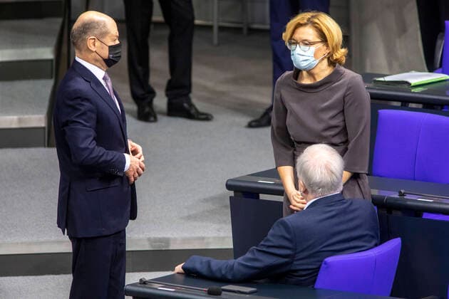 Deutschland, Berlin, Bundestag, 198. Sitzung, Finanzminister Olaf Scholz SPD, Innenminister Horst Seehofer CSU, Landwirtschaftsministerin Julia Klöckner CDU, 09.12.2020