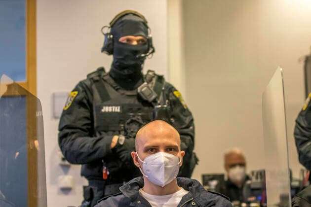 25. Prozesstag in Magdeburg. Das Oberlandesgericht Sachsen-Anhalt mit Sitz in Naumburg, verhandelt im Landgericht Magdeburg die Strafsache gegen den Halle Attentäter Stephan Balliet. Vertreten von seinen Rechtsanwälten Rutkowski und Weber. Die Verteidigung hält ihr Schlussplädoyer und der Angeklagte hat das letzte Wort. Am 21. Dezember 2020 fällt das Urteil. Vorsitz hat Ursula Mertens vom Staatsschutzsenat. Die Bundesanwaltschaft fordert Höchststrafe *** 25th day of trial in Magdeburg The Higher Regional Court of Saxony-Anhalt, based in Naumburg, is hearing the criminal case against the Halle assassin Stephan Balliet at the Magdeburg Regional Court Represented by his lawyers Rutkowski and Weber The defence makes its closing statement