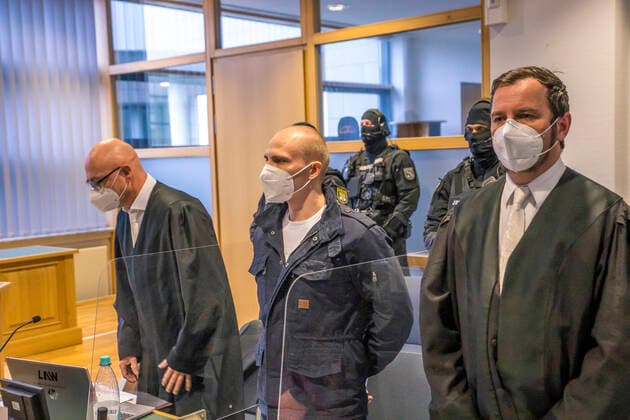 25. Prozesstag in Magdeburg. Das Oberlandesgericht Sachsen-Anhalt mit Sitz in Naumburg, verhandelt im Landgericht Magdeburg die Strafsache gegen den Halle Attentäter Stephan Balliet. Vertreten von seinen Rechtsanwälten Rutkowski und Weber. Die Verteidigung hält ihr Schlussplädoyer und der Angeklagte hat das letzte Wort. Am 21. Dezember 2020 fällt das Urteil. Vorsitz hat Ursula Mertens vom Staatsschutzsenat. Die Bundesanwaltschaft fordert Höchststrafe *** 25th day of trial in Magdeburg The Higher Regional Court of Saxony-Anhalt, based in Naumburg, is hearing the criminal case against the Halle assassin Stephan Balliet at the Magdeburg Regional Court Represented by his lawyers Rutkowski and Weber The defence makes its closing statement