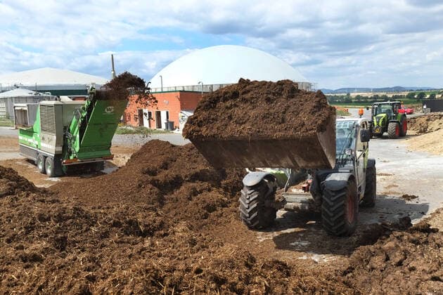 IMAGO Nature: Unsere Erde, Energiequellen, Biomasse Pferdemisthaeckseln als Biobrennstoff fuer eine Biogasanlage. Misthaecksler *** Horse dung heaps as biofuel for a biogas plant Misthaecksler
