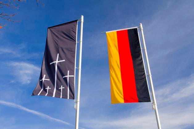 Volkstrauertag am 14. November Flaggen bei Volkstrauertag *** Flags on Memorial Day 1045601374