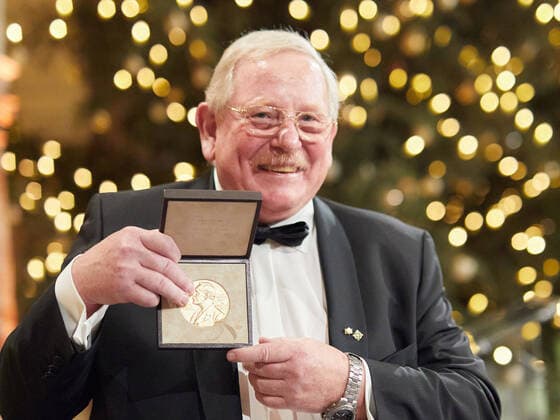 Bilder des Jahres 2020, News 12 Dezember News Themen der Woche KW50 Astrophysiker Reinhard Genzel erhaelt den Physik Nobelpreis am 08.12.2020 in der Staatskanzlei in Muenchen. Nobelpreis Medaille. Strictly editorial use ! Foto:Bernhard Ludewig nobelprize.org via Sven Simon Fotoagentur GmbH & Co. Pressefoto *** Astrophysicist Reinhard Genzel receives the physics Nobel Prize on 08 12 2020 in the State Chancellery in Munich Nobel Prize Medal Strictly editorial use Photo Bernhard Ludewig nobelprize org via Sven Simon Photo agency GmbH Co Pressefoto KG