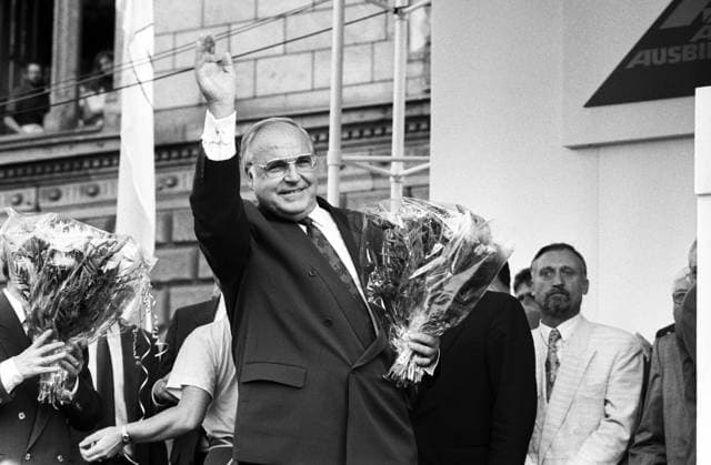 Deutschland, Halle, 14.08.1990 Archiv-Nr.: 19-57-21 Ersten Landtagswahlen in der DDR Foto: Bundeskanzler Helmut Kohl im Wahlkampf in Halle Ersten Landtagswahlen in der DDR *** Germany, Halle, 14 08 1990 Archive No. 19 57 21 First state elections in the GDR Photo Federal Chancellor Helmut Kohl during the election campaign in Halle First state elections in the GDR