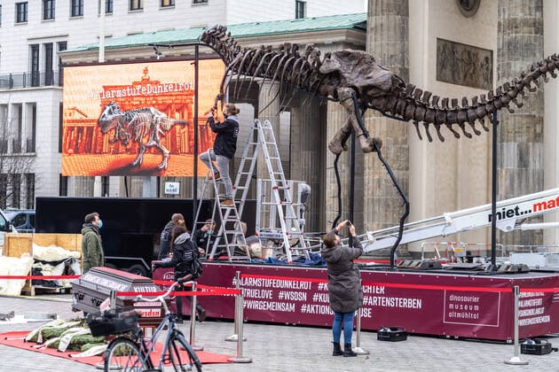 09.12.2020,Berlin,Deutschland,GER,Alarmstufe Dunkelrot Mahnwache vor dem Brandenburger Tor.DINO