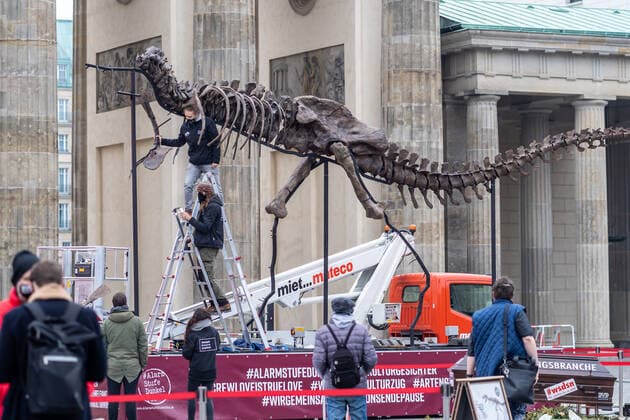 Entertainment Bilder des Tages News Bilder des Tages 09.12.2020,Berlin,Deutschland,GER,Alarmstufe Dunkelrot Mahnwache vor dem Brandenburger Tor.DINO