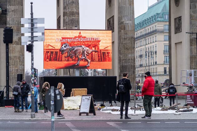 09.12.2020,Berlin,Deutschland,GER,Alarmstufe Dunkelrot Mahnwache vor dem Brandenburger Tor.DINO
