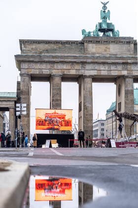 09.12.2020,Berlin,Deutschland,GER,Alarmstufe Dunkelrot Mahnwache vor dem Brandenburger Tor.DINO