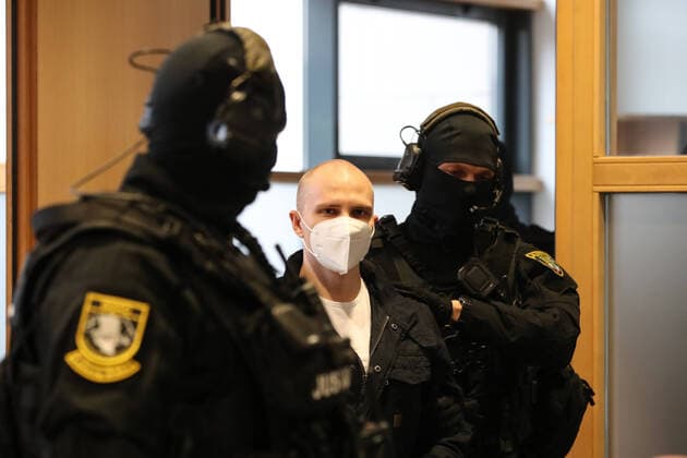 Der Angeklagte Stephan Balliet wird in den Saal gebracht - Prozesstag fuenfundzwanzig im Landgericht Magdeburg gegen den Halle Attentäter Stephan Balliet, insgesamt fünf Richterinnen und Richter entscheiden am Ende über das Urteil, ein sechster steht als Reserve parat. Die Vorsitzende Richterin ist Ursula Mertens. 43 Nebenklägerinnen und -kläger sind zum Prozess am Landgericht in Magdeburg zugelassen, die von 21 Anwälten beraten werden. Personen Bitte Pixeln-Personen Unkenntlich machen *** The defendant Stephan Balliet is brought into the courtroom Day of trial twenty-five in the Magdeburg Regional Court against the hall assassin Stephan Balliet, a total of five judges decide on the verdict in the end, a sixth is standing by as a reserve Th