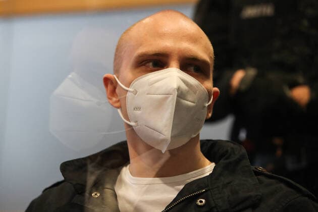 Der Angeklagte Stephan Balliet sitzt mit Mundschutz im Saal - Prozesstag fuenfundzwanzig im Landgericht Magdeburg gegen den Halle Attentäter Stephan Balliet, insgesamt fünf Richterinnen und Richter entscheiden am Ende über das Urteil, ein sechster steht als Reserve parat. Die Vorsitzende Richterin ist Ursula Mertens. 43 Nebenklägerinnen und -kläger sind zum Prozess am Landgericht in Magdeburg zugelassen, die von 21 Anwälten beraten werden. Personen Bitte Pixeln-Personen Unkenntlich machen *** The defendant Stephan Balliet sits with a mouth guard in the courtroom Day of trial twenty-five in the Magdeburg Regional Court against the hall assassin Stephan Balliet, a total of five judges will decide on the verdict in the end, a sixth is standing