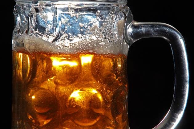 News Bilder des Tages Das Pilsener als eines der bekanntesten Biere Ein frisches Pils sprudelt leuchtend in einem Bierhumpen, aus dem ein kräftiger Schluck genommen wurde.
