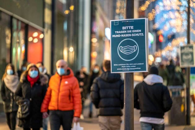 Innenstadt von Essen, Limbecker Strasse, Fussgängerzone, Schild weisst auf die Bitte hin, einen Mund-Nasen-Schutz, freiwillig, zu tragen, Essen, NRW, Deutschland Corona Weihnachtsmarkt