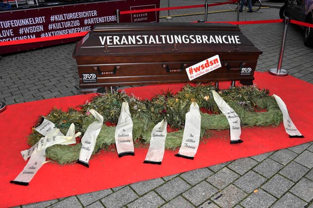 News Bilder des Tages Mahnwache zur Rettung der Veranstaltungswirtschaft vom Aktionsbündnis Alarmstufe Dunkelrot am Brandenburger Tor. Berlin, 09.12.2020
